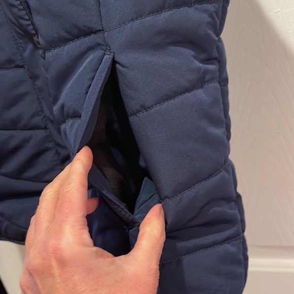 Like new Aeropostale vest with fur Sherpa hood. Size L. Navy colored. - Picture 3 of 10